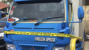 Truk bermuatan 5 ton ikan yang dirampas seorang wanita dan seorang pria, di Penjaringan, Jakarta Utara.