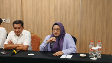 Pasangan Maesyal Rasyid-Intan Nurul Hikmah saat konferensi pers. 
