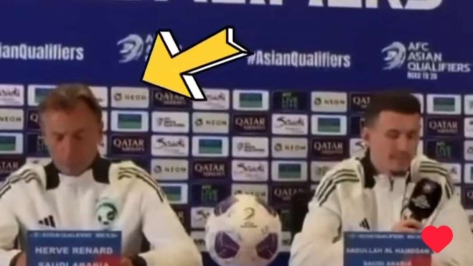 Pelatih Timnas Arab Saudi Herve Renard (kiri)