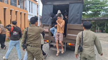 25 pasangan mesum yang terjaring razia di siang bolong turun dari truk Satpol PP