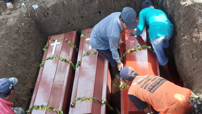 Tiga korban pembunuhan di Kediri dimakamkan satu liang lahad. (Istimewa)