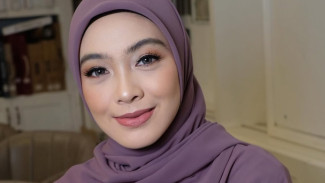 Trik Dian Ayu Biar Tetep Rajin Ibadah, Mukena Dijadiin Penghias Tas yang Kece
