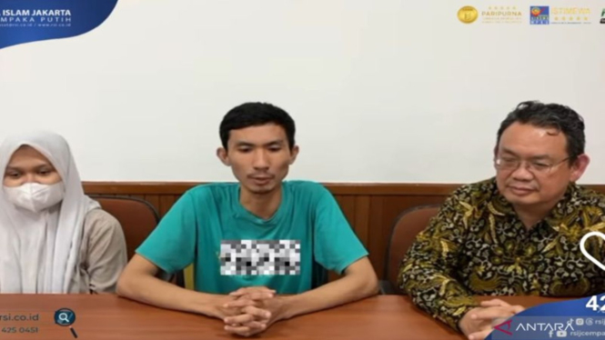 Pihak RS Islam Jakarta Cempaka Putih Jakarta Pusat bersama ayah sang bayi MR