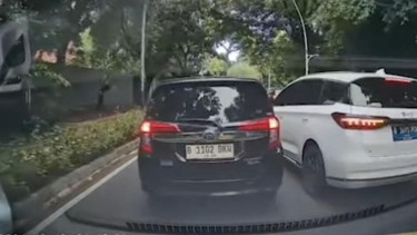 Viral gaya berkendara pengguna BYD M6