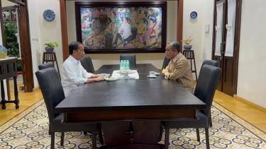 Sekjen Partai Gerindra Ahmad Muzani sedang berbincang dengan Jokowi di Solo