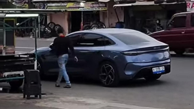 BYD Seal mogok di jalan