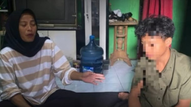 Sukarsih mengaku tidak pernah menyangka bahwa anaknya, yang terlahir sebagai perempuan, ternyata mengalami perubahan signifikan dalam identitas jenis kelamin. 