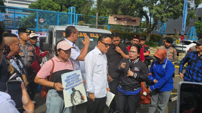 [dok. Wakil Menteri Ketenagakerjaan, Immanuel Ebenezer, saat menerima ratusan pengunjuk rasa dari 13 serikat pekerja yang tergabung dalam Gabungan Serikat Buruh Indonesia (GSBI), di depan Gedung Kemnaker, Jakarta, Senin 9 Desember 2024]