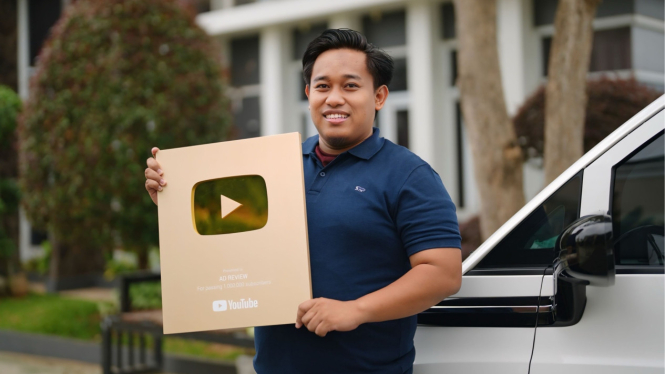 Ade Irwan S, atau yang lebih dikenal di media sosial sebagai AD REVIEW