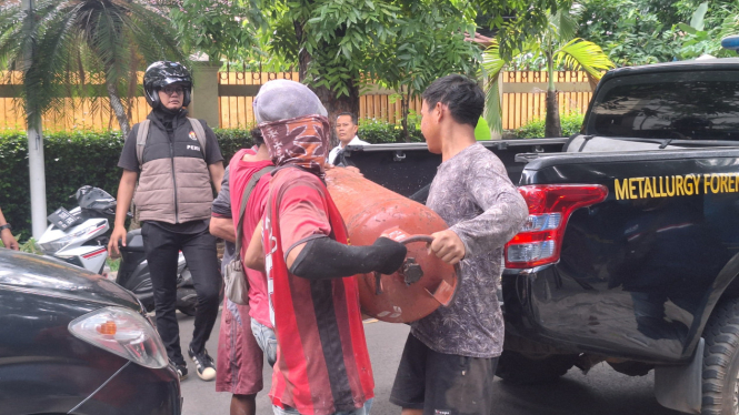 Dua tabung gas dibawa dari lokasi ledakan di sebuah spa di Kebayoran Baru Jaksel.
