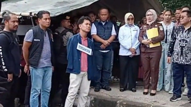 Agus saat menjalani rekonstruksi kasus di TKP Islamic Center NTB, Kota Mataram(Satria)
