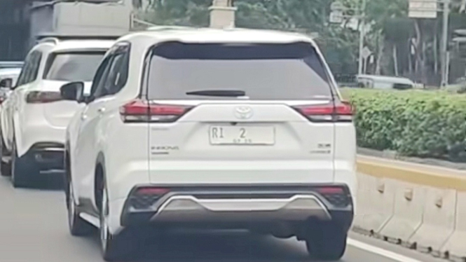Toyota Innova Zenix Hybrid dengan pelat nomor RI 2 di jalanan Jakarta
