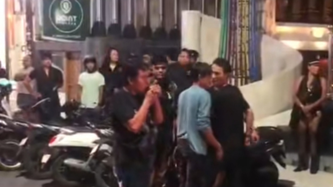 Peristiwa penusukan di depan Monumen Bom Bali Legian - Foto: Tangkapan layar tiktok