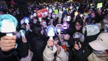 Warga Korsel menggunakan lightstick dan tarian K-pop sebagai bentuk protes
