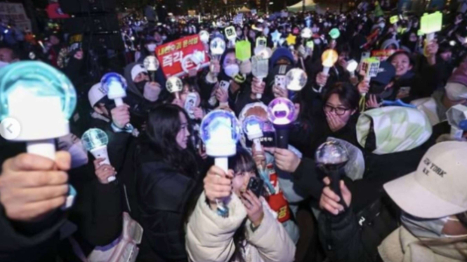 Warga Korsel menggunakan lightstick dan tarian K-pop sebagai bentuk protes