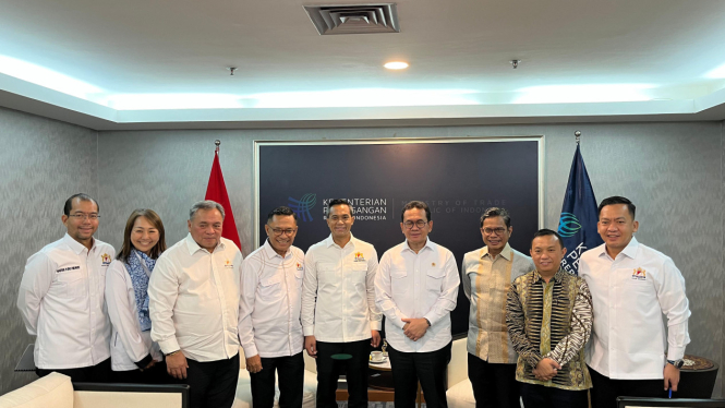 [dok. Ketua Umum Kadin Indonesia, Anindya Bakrie beserta jajaran pengurus Kadin Indonesia, bersama Menteri Perdagangan, Budi Santoso, usai menggelar audiensi di Kantor Kemendag, Jakarta, Kamis, 12 Desember 2024]