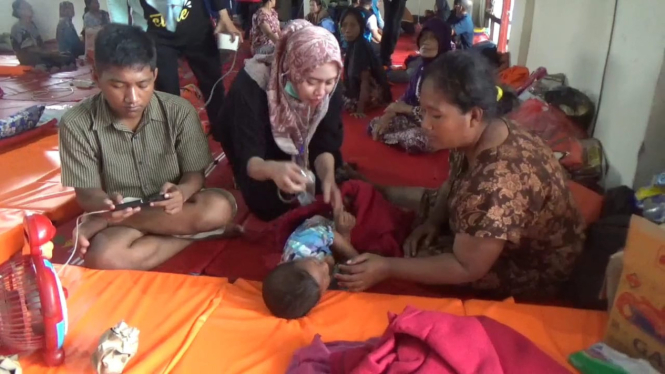 Warga terdampak banjir saat berada di tempat pengungsian.