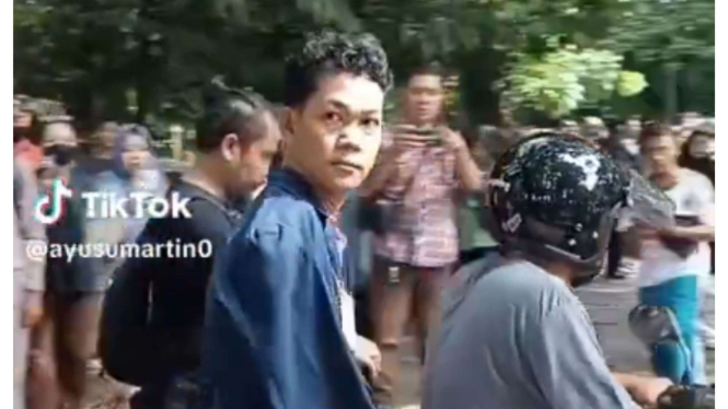 Melotot saat Diteriaki 'Bajingan', Ekspresi Agus Buntung Jadi Sorotan