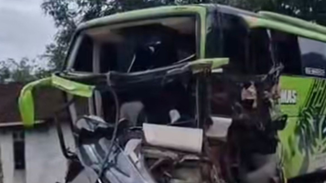 Bus yang kecelakaam saat mengangkut siswa ke IKN