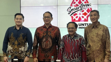 Pejabat perusahaan berfoto bersama usai konferensi pers mengenai merger XL Axiata dengan Smartfren di Kantor Smartfren di Jalan Sabang, Jakarta, Kamis.