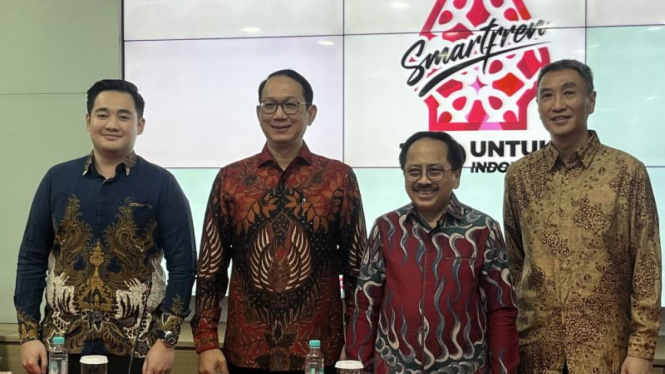 Pejabat perusahaan berfoto bersama usai konferensi pers mengenai merger XL Axiata dengan Smartfren di Kantor Smartfren di Jalan Sabang, Jakarta, Kamis.