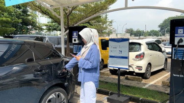 Ilustrasi mengecas mobil listrik di SPKLU