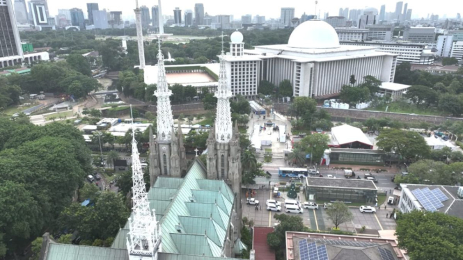 Masjid Istiqlal dan Gereja Katedral di Jakarta Pusat.