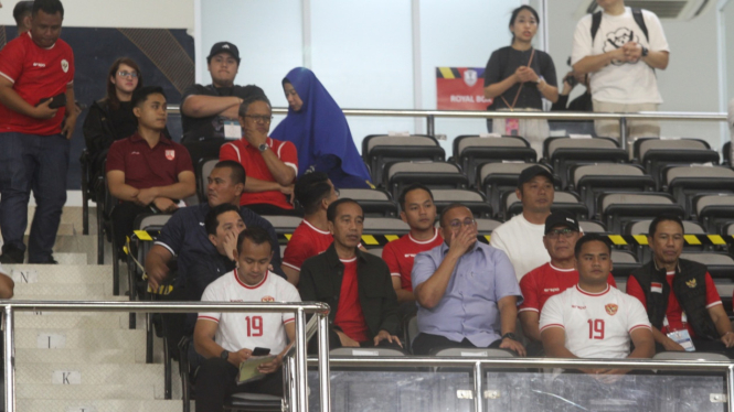 Jokowi didampingi Ketua Umum PSSI nonton laga Timnas vs Laos di Stadion Manahan