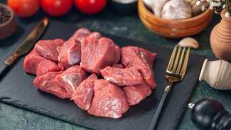 Masih Bungkus Daging Kurban Pakai Kresek Hitam? Ini Bahaya yang Mengintai