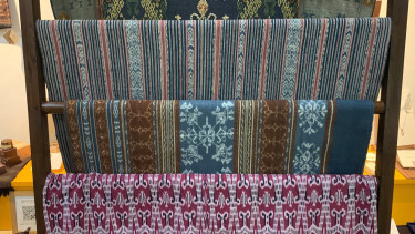 Kain tenun.