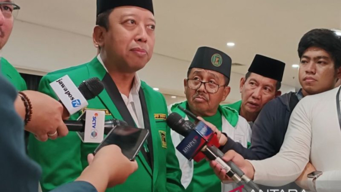 Ketua Majelis Pertimbangan DPP PPP Muhammad Romahurmuziy memberi keterangan kepada media di Jakarta, Jumat malam, 13 Desember 2024.