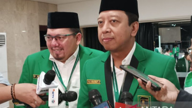 Ketua Majelis Pertimbangan PPP Muhammad Romahurmuziy memberi keterangan kepada media di Jakarta, Jumat malam, 13 Desember 2024.