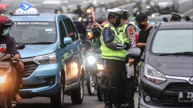 kendaraan bermotor di Indonesia akan menghadapi perubahan signifikan mulai tanggal 5 Januari 2025, dengan dua komponen pajak baru yang akan dikenakan
