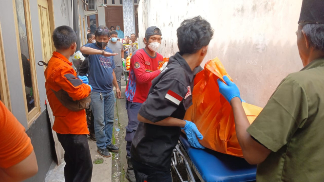 Petugas kepolisian melakukan proses evakuasi pada jasad korban