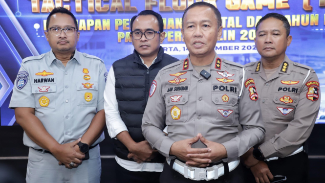 Korps Lalu Lintas Polri melakukan Tactical Floor Game (TFG) untuk kesiapan pengelolaan arus lalu lintas jelang Natal dan Tahun Baru 2025.
