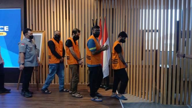 Warga negara Pakistan saat diamankan ke ruang detensi Imigrasi Tangerang