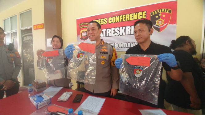 Kapolresta Pontianak Kombes Pol Adhe Hariadi tunjukkan barang bukti pembunuhan IK terhadap teman kencannya di Polresta Pontianak, Kalbar, Selasa 17 Desember 2024.