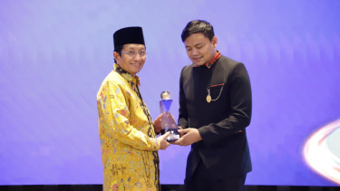 Menteri Agama Nasaruddin Umar saat menerima penghargaan.