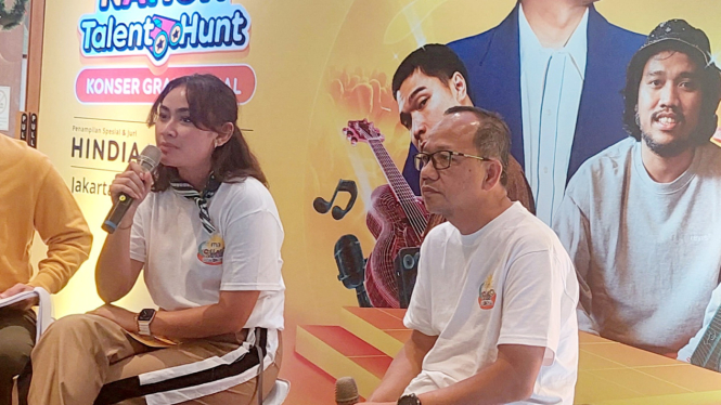 Senior Vice President and Head of National Brand IM3, Essy Cinta (kiri).