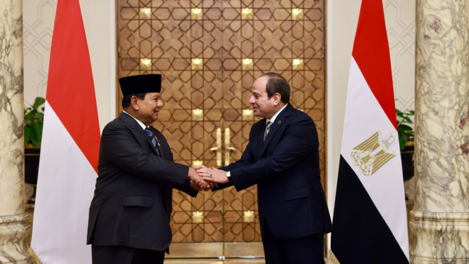 Presiden RI Prabowo Subianto usai melakukan pertemuan bilateral bersama dengan Presiden Mesir Abdel Fattah El Sisi di Istana Kepresidenan Al-Ittihadiyah, Kairo, Mesir (sumber: Tim Media Prabowo)