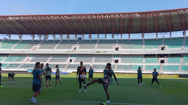 Pemain Borneo FC Berlatih di Stadion GBT Surabaya jelang Lawan Persebaya