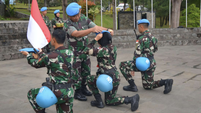 VIVA Militer: Komandan PMPP TNI sematkan Baret Biru UN ke 22 Satgas Hospital TNI