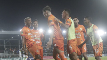 Selebrasi pemain Persiraja usai mencetak gol ke gawang Persikota Tangerang. VIVA/Dani Randi
