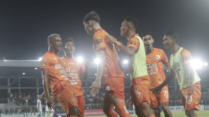 Selebrasi pemain Persiraja usai mencetak gol ke gawang Persikota Tangerang. VIVA/Dani Randi