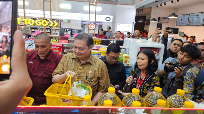 Menteri Koordinasi Perekonomian, Airlangga Hartarto dan Ketua Umum APRINDO, Solihin saat belanja di ritel tangerang