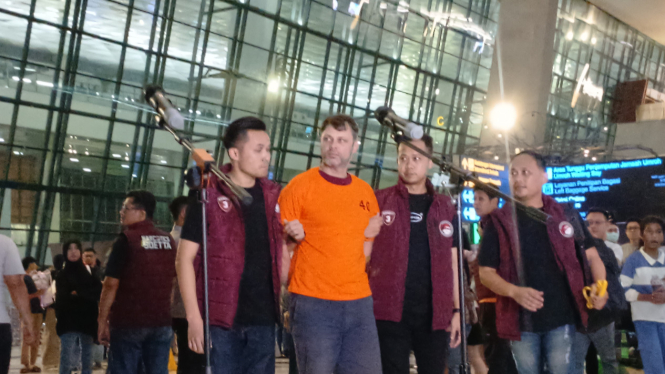 Roman Nazarenko, DPO kasus narkotika di Bali tiba di Bandara Soetta usai kabur ke Thailand.