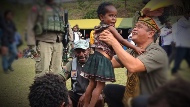 VIVA Militer: Pak Maruli gendong anak di Intan Jaya