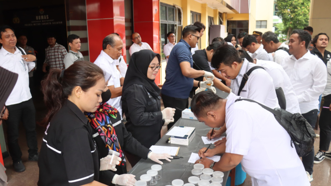 Pemeriksaan urine dan senpi anggota Polres Metro Jakarta Selatan (dok.Istimewa)