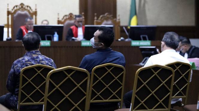 Tiga hakim nonaktif pemberi vonis bebas Ronald Tannur menjalani sidang.