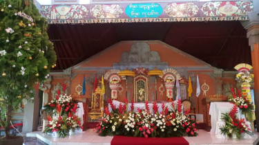 Altar Gereja Katholik Tritunggal Mahakudus yang dihiasi ornamen khas Bali